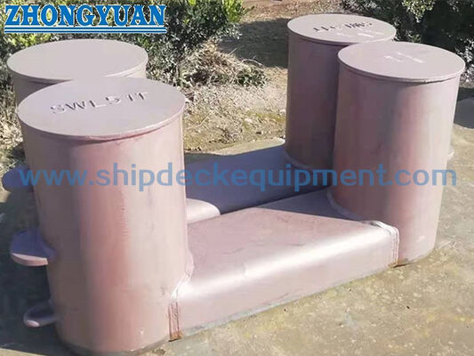 Bollard soudé en acier à double tranchant avec plaque de base compacte.