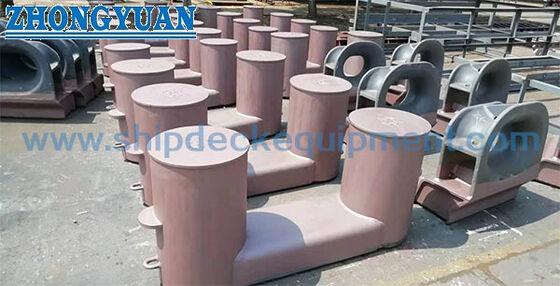 Bollard soudé en acier à double tranchant avec plaque de base compacte.