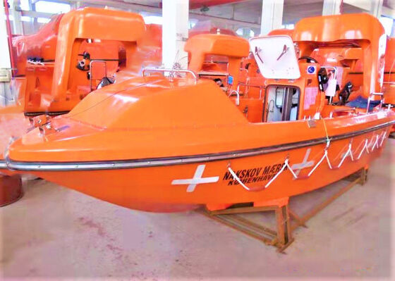 Bateau de sauvetage en mer