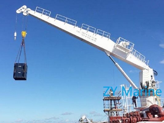 Une grue hydraulique à rampe pour le pont d'un navire.